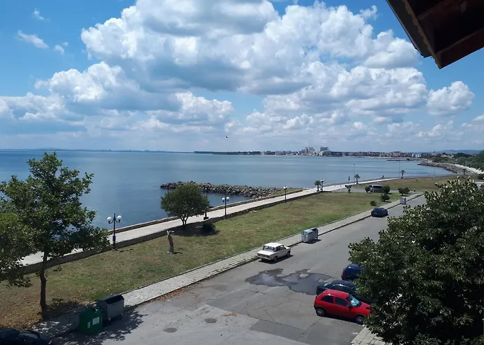 за гости West 3* بوموري